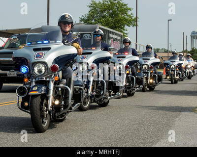 Prince George's County Polizisten Fahrt in Ausbildung während der 7. jährlichen Motorrad Tag der Sicherheit bei Joint Base Andrews, Md., 15. Juni 2017. Die diesjährige MSD war im Vergleich zu früheren Jahren erheblich größer und wurde von mehr als fünf Strafverfolgung Abteilungen, einschließlich der Anne Arundel County Polizei, Virginia State Police und Prince George's County Sheriff's Department unterstützt. (U.S. Air Force Foto von Flieger 1. Klasse Valentina Lopez) Stockfoto