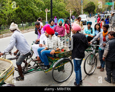 Indische Touristen genießen eine Rikscha Fahrt im Tuk Tuk, Malital, Nainital, Uttarakhand, Indien Stockfoto