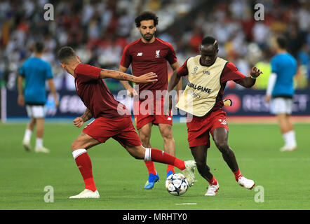 Liverpools Roberto Firmino (links), Mohamed Salah und Sadio Mähne (rechts) warm up vor dem Finale der UEFA Champions League im NSK Olimpiyskiy Stadion, Kiew. Stockfoto