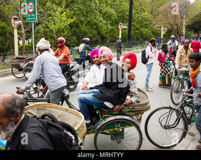 Indische Touristen genießen eine Rikscha Fahrt im Tuk Tuk, Malital, Nainital, Uttarakhand, Indien Stockfoto