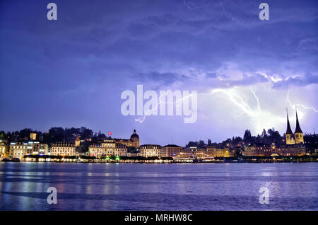 Blitz über Luzern in der Schweiz Stockfoto