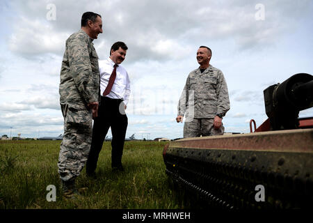 Oberst Friedrich Thaden, Joint Base Mc Guire-Dix - Lakehurst Commander und 87th Air Base Wing Commander, Oberst Gregory McClure, 87. Bauingenieur Gruppenkommandant und Christopher Archer, JB MDL Bauingenieur stellvertretender, bewundern Sie den Fortschritt eines multi-Agentur vegetation Management Projekt auf dem Flug Linie an JB MDL, N.J., 12. Mai 2017. Die bestmögliche Flight Line Maintenance ist entscheidend für die gemeinsame Basis der schnellen globalen Mobilität zur Unterstützung von Joint warfighting Bemühungen zu unterstützen. (U.S. Air Force Foto von Tech. Sgt. Austin Knox) Stockfoto