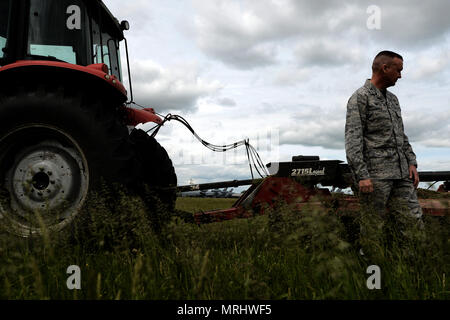 Oberst Friedrich Thaden, Joint Base Mc Guire-Dix - Lakehurst Commander und 87th Air Base Wing Commander, steht am Ende einer mehrjährigen, multi-Agentur systematische Vegetation Management Projekt auf der gemeinsamen Basis Flight Line, 12. Mai 2017. Die Basis arbeitete mit Bundes- und Fische und Wildtiere die Regulierungsbehörden und die Audubon Gesellschaft gemeinsam verbessern Flugplatz Sicherheit für unsere flying Mission bei gleichzeitiger Wahrung der gefährdeten und bedrohten Vogelarten. (U.S. Air Force Foto von Tech. Sgt. Austin Knox) Stockfoto