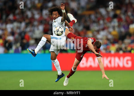 Von Real Madrid Junior Marcelo (links) und Liverpools James Milner (rechts) Kampf um den Ball während der UEFA Champions League Finale bei den NSK Olimpiyskiy Stadion, Kiew. PRESS ASSOCIATION Foto. Bild Datum: Samstag, 26. Mai 2018. Siehe PA-Geschichte Fussball Champions League. Photo Credit: Mike Egerton/PA-Kabel Stockfoto