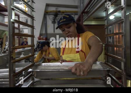 170618-N-PF 593-092 Singapur (18. Juni 2017) Yeoman 1. Klasse (AW/SW/IW) Yolanda Daniel, von Chicago, ergreift einen Schwenk des Tränkens Reis während einer gemeinschaftlichen Beziehungen Projekt bereit Herzen Suppenküche während der Marine vorwärts - bereitgestellt Flugzeugträger USS Ronald Reagan (CVN 76), port Besuch in Singapur. Matrosen zu Ronald Reagan zugeordnet sind geplant in sechs Gemeinschaft teilzunehmen - Beziehungen Projekte, darunter ein Food Bank, die Unterstützung der pre-Kindergarten und Kindergärtnerinnen und reparieren und lackieren einer Kirche während der Hafen Besuch in Singapur. Ronald Reagan, das Flaggschiff der Carrier Strik Stockfoto
