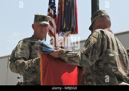 Lt.Col Bruce Bredlow und Command Sgt. Maj. Neil Sartain, Team der 2.Bataillon, 43 Air Defense Artillery Regiment, uncase Farben des Bataillons, wie Sie übernehmen das Kommando Behörde 12. Mai 2017 im Südwesten Asien. Die 2-43 1-43 ADA ADA folgt, die Rückkehr nach El Paso, TX. (Foto von der U.S. Army Sgt. Kelly, Gary, 29 Infanterie Division Public Affairs) Stockfoto