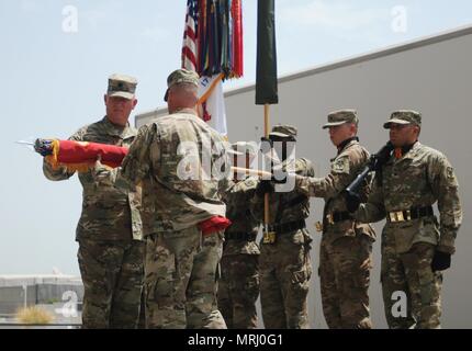 Lt.Col Bruce Bredlow und Command Sgt. Maj. Neil Sartain, Team der 2.Bataillon, 43 Air Defense Artillery Regiment, uncase Farben der Einheit, wie Sie übernehmen das Kommando Behörde 12. Mai 2017 im Südwesten Asien. Die 2-43 1-43 ADA ADA folgt, die Rückkehr nach El Paso, TX. (Foto von der U.S. Army Sgt. Kelly, Gary, 29 Infanterie Division Public Affairs) Stockfoto