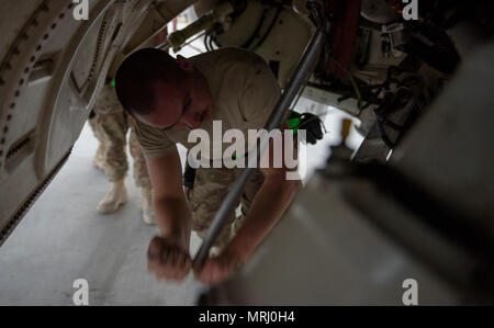 Senior Airman Kyle Bieri, 455Th Expeditionary Aircraft Maintenance Squadron Aerospace propulsion Techniker, bereitet eine F-16 Fighting Falcon für einen nachbrenner beim Flughafen Bagram, Afghanistan, 16. Juni 2017. Die Durchführung von afterburner läuft ermöglicht Entwicklern, um mögliche Probleme mit dem Motor, die möglicherweise nicht durch regelmäßige Inspektionen nachweisbar sein zu entdecken. (U.S. Air Force Foto: Staff Sgt. Benjamin Gonsier) Stockfoto