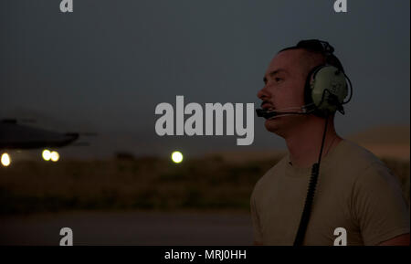 Senior Airman Kyle Bieri, 455Th Expeditionary Aircraft Maintenance Squadron Aerospace propulsion Techniker, kommuniziert mit einem Teammitglied bei einer F-16 Fighting Falcon Nachbrenner beim Flughafen Bagram, Afghanistan, 16. Juni 2017. Bieri ist aus Aviano Air Base, Italien bereitgestellt und unterstützt die F-16 Fighting Falcons auf die 36Th Expeditionary Jagdgeschwader zugeordnet. (U.S. Air Force Foto: Staff Sgt. Benjamin Gonsier) Stockfoto