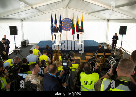 Litauische Präsidentin Dalia Grybauskaitė (rechts), und NATO-Generalsekretär Jens Stoltenberg (Links) sprechen über die Erfolge der Erweiterten vorwärts Präsenz Battle Groups während einer Pressekonferenz im Anschluss an eine Kreuzung Demonstration für Verehrte Besucher während Eisen Wolf 2017 als Teil der Sabre Streik 2017 in der Nähe von Rukla, Litauen, 20. Juni 2017. Sabre Streik 17 ist eine US-Army Europe-geführten Multinationalen Kräfte kombiniert jährlich durchgeführten Studie des NATO-Bündnisses im gesamten Ostseeraum und Polen zu verbessern. Die diesjährige Übung beinhaltet integrierte und synchronisierte Abschreckung - Orient Stockfoto