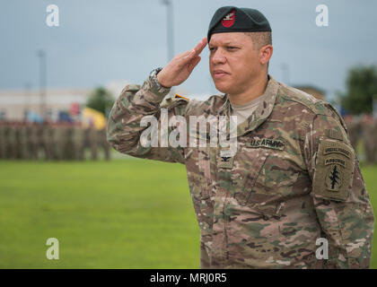 Us-Armee Oberst Michael Ball, 7th Special Forces Group (Airborne) ausgehende Commander grüßt während seiner Änderung der Befehl Zeremonie Juni 15 in Eglin Air Force Base, Fla. Während der Zeremonie Oberst Michael Ball Befehl verzichtet der 7 SFG (A) zu Oberst Patrick Colloton. Colloton zuvor als die 7 SFG (A) 1st Battalion Commander. (U.S. Air Force Foto/Ilka Cole) Stockfoto