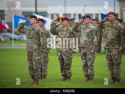 Soldaten des 7 Special Forces Group (Airborne) Salute bei einem Befehl Zeremonie Juni 15 in Eglin Air Force Base, Fla. Während der Zeremonie Oberst Michael Ball Befehl verzichtet der 7 SFG (A) zu Oberst Patrick Colloton. Colloton zuvor als die 7 SFG (A) 1st Battalion Commander. (U.S. Air Force Foto/Ilka Cole) Stockfoto