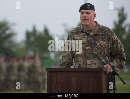 Us-Armee Brig. Gen. Edwin J. Deedrick, Kommandierender General der 1. Special Forces Command (Airborne) Adressen das Publikum in einem Florida Gewitter bei einem Befehl Zeremonie Juni 15 in Eglin Air Force Base, Fla. Während der Zeremonie Oberst Michael Ball Befehl verzichtet der 7 SFG (A) zu Oberst Patrick Colloton. (U.S. Air Force Foto/Ilka Cole) Stockfoto