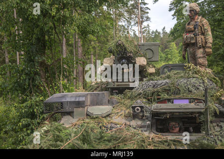 Us-Soldaten stehen auf einer M1126 Stryker, während Sabre Streik 17 in Rukla, Litauen, am 20. Juni 2017. Sabre Streik 17 ist eine US-Army Europe-geführten Multinationalen Kräfte kombiniert jährlich durchgeführten Studie des NATO-Bündnisses im gesamten Ostseeraum und Polen zu verbessern. Die diesjährige Übung beinhaltet integrierte und synchronisierte Abschreckung-orientierte Ausbildung für die Interoperabilität und die Bereitschaft der 20 teilnehmenden Nationen Streitkräfte zu verbessern. (U.S. Armee Foto von SPC. Brandon Best) Stockfoto