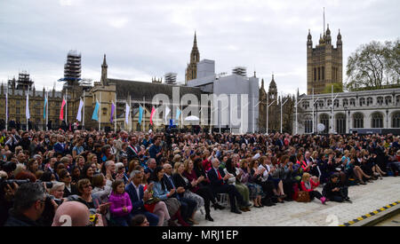 Eine Statue zu Ehren des Suffragist leader Dame Millicent Garrett Fawcett, die von Turner Prize-winning artist Gillian Wearing, während einer Zeremonie in Parliament Square, London vorgestellt. Die Statue von Fawcett ist die erste Statue einer Frau, und der erste von einer Frau gestaltete, seinen Platz im Parlament Platz zu nehmen. Mit: Atmosphäre, Wo: London, Vereinigtes Königreich, wenn: 24 Apr 2018 Credit: Paul Taylor/WENN.com Stockfoto