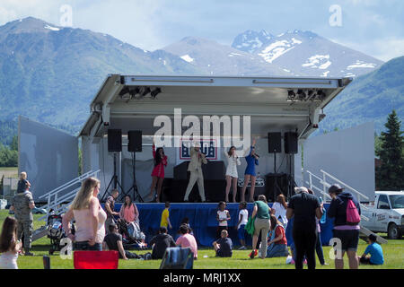 United Service Organisationen Sänger auf der Bühne als Service für Mitglieder, Angehörige und Verteidigungsministerium Zivilisten nehmen an der militärischen Anerkennung Woche Picknick am Joint Base Elmendorf-Richardson, Alaska, Buckner Fitnesscenter Felder September 16, 2017. Mehrere Organisationen kamen zusammen, um eine Vielzahl von Familie - Spaß wie wettbewerbsfähig Sportveranstaltungen für Erwachsene, Kinderschminken und Hüpfburg für die Kinder zusätzlich zu den Anchorage Handelskammer zur Verfügung zu stellen - vorausgesetzt, Essen und Musik während der jährlichen Veranstaltung. (U.S. Air Force Foto/Justin Connaher) Stockfoto