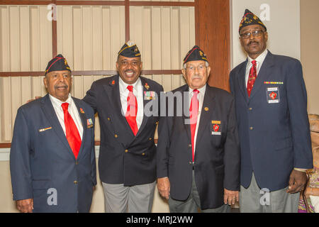 Aus den Nationalen Montford Point Marine Verein Mitglieder Links, pensionierter US Marine Corps Sgt. Henry Wilcots; pensionierte US Marine Corps Master Gunnery Sgt. Joseph H. Geeter, vorbei an nationalen Präsidenten; Stanley Tapscott und Richard Hell posieren für ein Foto bei einem abendlichen Parade Empfang in Oberst Truman W. Crawford Hall bei Marine Barracks Washington, Washington, D.C., 16. Juni 2017. Abend Paraden sind als Mittel zur Einhaltung der hohen Beamten statt, verehrte Bürger und Förderer des Marine Corps. (U.S. Marine Corps Foto von Lance Cpl. Paul A. Ochoa) Stockfoto