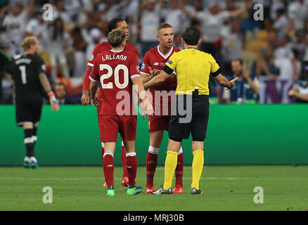 Liverpools Jordan Henderson (Mitte) Austausch Wörter mit gleichreferent Milorad Mazic während der UEFA Champions League Finale bei den NSK Olimpiyskiy Stadion, Kiew. PRESS ASSOCIATION Foto. Bild Datum: Samstag, 26. Mai 2018. Siehe PA-Geschichte Fussball Champions League. Photo Credit: Mike Egerton/PA-Kabel Stockfoto