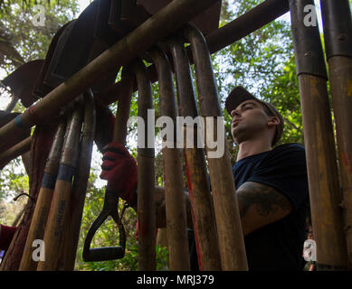 Us-Armee Sgt. Christopher Ausborn, ein Recovery Unteroffizier mit der Verteidigung POW/MIA Accounting Agentur (DPAA), stellt die Versorgung während einer Mission DPAA gefallen Service Mitglieder aus dem Vietnamkrieg in Khammouan Provinz, Laos, 27. Mai 2017 zu erholen. Die Mission von DPAA ist die möglichst vollständige Buchhaltung für unsere fehlenden Personal, ihre Familien und die Nation zur Verfügung zu stellen. (U.S. Marine Corps Foto von MCIPAC bekämpfen Kamera Lance Cpl. Brooke Deiters) Stockfoto