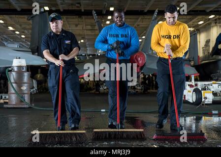 170617-N-AJ 467-090 MITTELMEER (17. Juni 2017) Segler Scheuern der Hangar bay Deck an Bord der Flugzeugträger USS George H.W. Bush (CVN 77) (GHWB). GHWB, Teil der George H.W. Bush Carrier Strike Group (GHWBCSG), ist die Durchführung von naval Operations in den USA 6 Flotte Bereich der Maßnahmen zur Unterstützung der US-amerikanischen nationalen Sicherheitsinteressen in Europa und Afrika. (U.S. Marine Foto von Mass Communication Specialist Seaman Darien Weigel/Freigegeben) Stockfoto