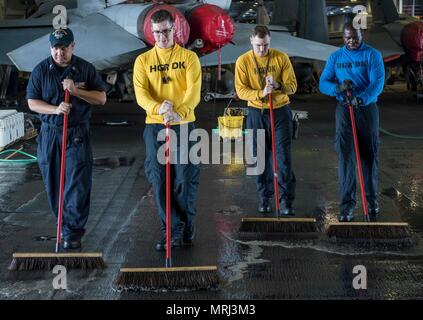 170617-N-AJ 467-086 MITTELMEER (17. Juni 2017) Segler scrub Rutschfeste in den Hänger, Bucht von dem Flugzeugträger USS George H.W. Bush (CVN 77). Das Schiff und seine Carrier strike Group sind die Durchführung von naval Operations in den USA 6 Flotte Bereich der Maßnahmen zur Unterstützung der US-amerikanischen nationalen Sicherheitsinteressen in Europa und Afrika. (U.S. Marine Foto von Mass Communication Specialist Seaman Darien Weigel/Freigegeben) Stockfoto