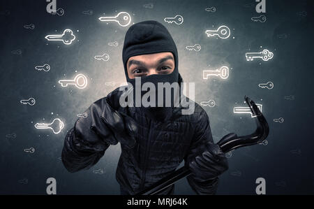 Einbrecher stehen Werkzeuge in seiner Hand. Stockfoto