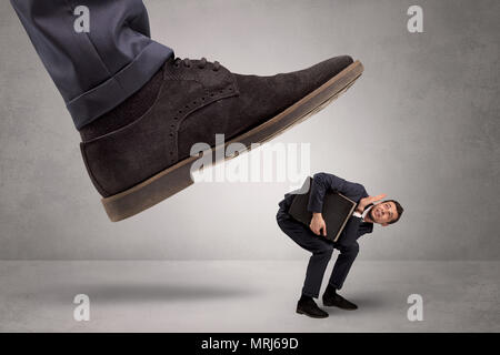 Junge Unternehmer unerhebliche illustriert von mit Füßen getreten wird, Stockfoto