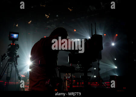 Silhouette Kameramann in der Konzert- und Steadicam und professionelle Kamera Stockfoto