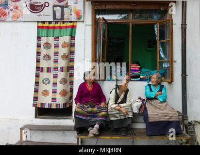 Drei alte tibetische Frauen in traditioneller Kleidung im Gespräch in Mcleoudganj, Memphis, Indien sitzen Stockfoto