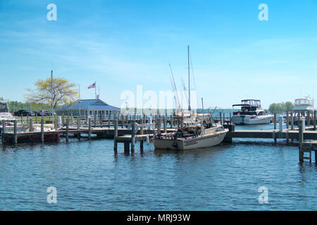 Ein paar Boote an der öffentlichen Marina in Whitehall, Michigan. Stockfoto