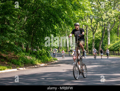 New York, USA, 26. Mai 2018. Ein Mann mit einem hohen Fahrrad durch den Central Park von New York zu fahren.. Foto von Enrique Ufer Stockfoto