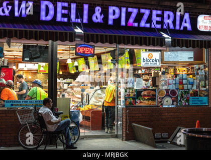 New York, USA. Ein Bitcoin ATM ist im Fenster eines New York Deli beworben. Foto von Enrique Ufer Stockfoto