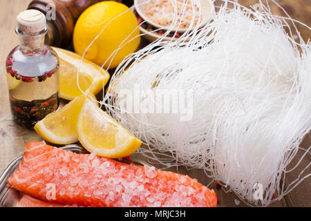 Roher Lachs Stücke auf Holzbrett mit Kräutern, Salz und Gewürze Stockfoto