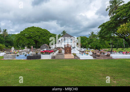 Rarotonga, Cook Inseln - - März 13., 2018. Ein Friedhof in Raratonga; sorgsam gepflegten Friedhöfe und Grabsteine, ein wichtiger Teil der lokalen cultu Stockfoto