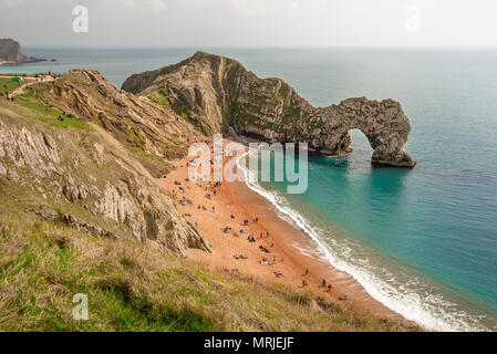 Ein Hoch auf die berühmten Kalkstein bogen Durdle Door und Golden Sand Beach von der South West Coastal Path auf die in der Nähe von Klippen, L Stockfoto