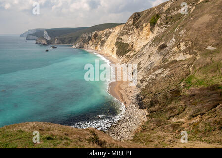 Ein Hoch auf die Jurassic Küsten weißen Klippen und golden Sand Beachs vom South West Coastal Path auf die in der Nähe von Klippen, Lulw Stockfoto