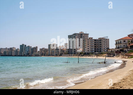 Zypern. Varosha Ghost Town in Famagusta. Das ehemalige Holiday Resort wurde im Jahr 1974 aufgegeben und ist jetzt Teil des türkisch besetzten Nordzypern. Stockfoto