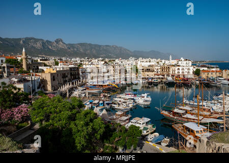 Blick auf den Hafen von Kyrenia (türkisch: Girne) Nordzypern Stockfoto