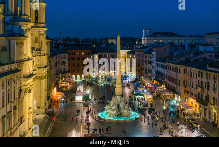 Der Piazza Navona in Rom in den Abend. Stockfoto