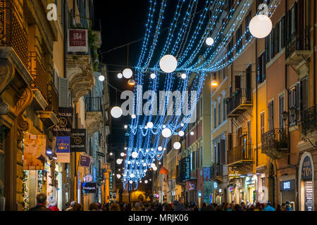 Via del Corso in Rom während der Weihnachtszeit. Italien Stockfoto