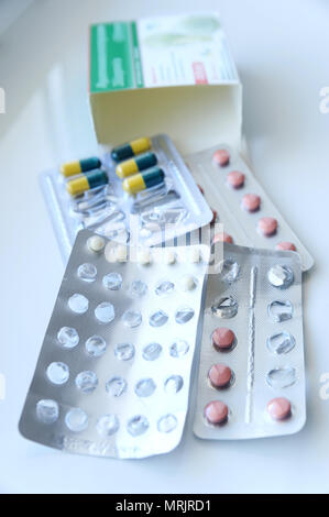 Verschiedene Tabletten in Blisterpackungen auf einem weißen Hintergrund. Stockfoto