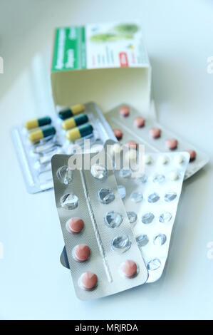 Verschiedene Tabletten in Blisterpackungen auf einem weißen Hintergrund. Stockfoto