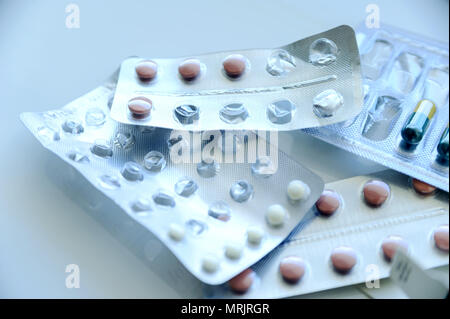 Verschiedene Tabletten in Blisterpackungen auf einem weißen Hintergrund. Stockfoto