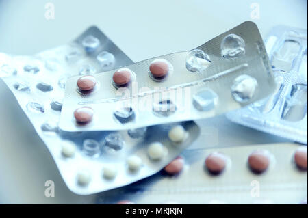 Verschiedene Tabletten in Blisterpackungen auf einem weißen Hintergrund. Stockfoto