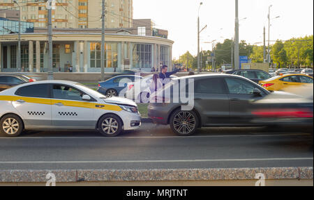 Verkehr Unfall mit Taxi und Pkw auf die Straße. Stockfoto