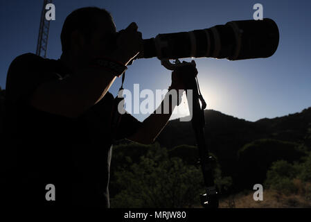 Fotograf Ruben Dario Betancourt verwendet eine 500 mm Canon F4 Objektiv und Sonnenbrille, in Cuenca los Ojos finden. Naturpark,. Sonnenuntergang, Sonne, Sonnenuntergang Stockfoto