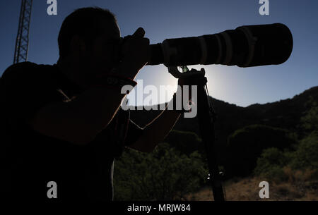 Fotograf Ruben Dario Betancourt verwendet eine 500 mm Canon F4 Objektiv und Sonnenbrille, in Cuenca los Ojos finden. Naturpark,. Sonnenuntergang, Sonne, Sonnenuntergang Stockfoto