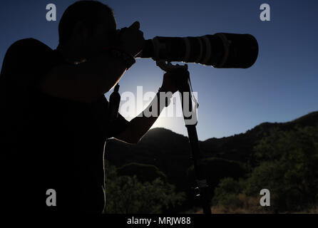 Fotograf Ruben Dario Betancourt verwendet eine 500 mm Canon F4 Objektiv und Sonnenbrille, in Cuenca los Ojos finden. Naturpark,. Sonnenuntergang, Sonne, Sonnenuntergang Stockfoto