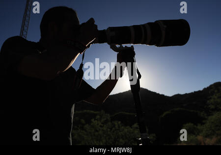 Fotograf Ruben Dario Betancourt verwendet eine 500 mm Canon F4 Objektiv und Sonnenbrille, in Cuenca los Ojos finden. Naturpark,. Sonnenuntergang, Sonne, Sonnenuntergang Stockfoto