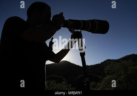 Fotograf Ruben Dario Betancourt verwendet eine 500 mm Canon F4 Objektiv und Sonnenbrille, in Cuenca los Ojos finden. Naturpark,. Sonnenuntergang, Sonne, Sonnenuntergang Stockfoto
